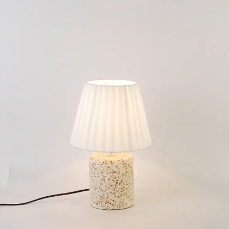 چراغ رومیزی پایه سفید Terrazzo با دکوراسیون مدرن کنار تخت